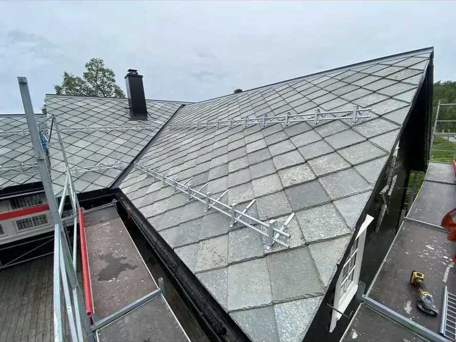 Skifertak sett fra stillas