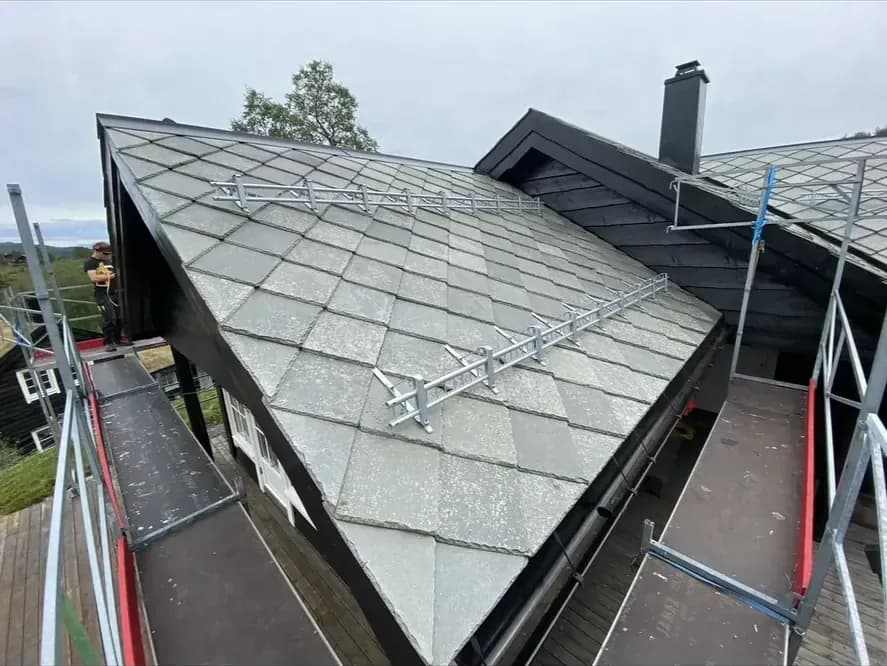 Skifertak på moderne bolig med stillas