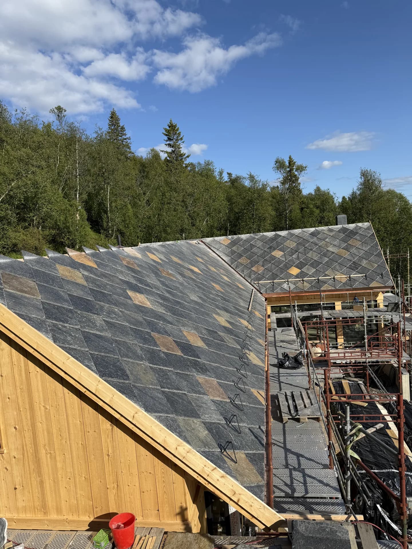 Skiferlegging på nybygg med stillaser