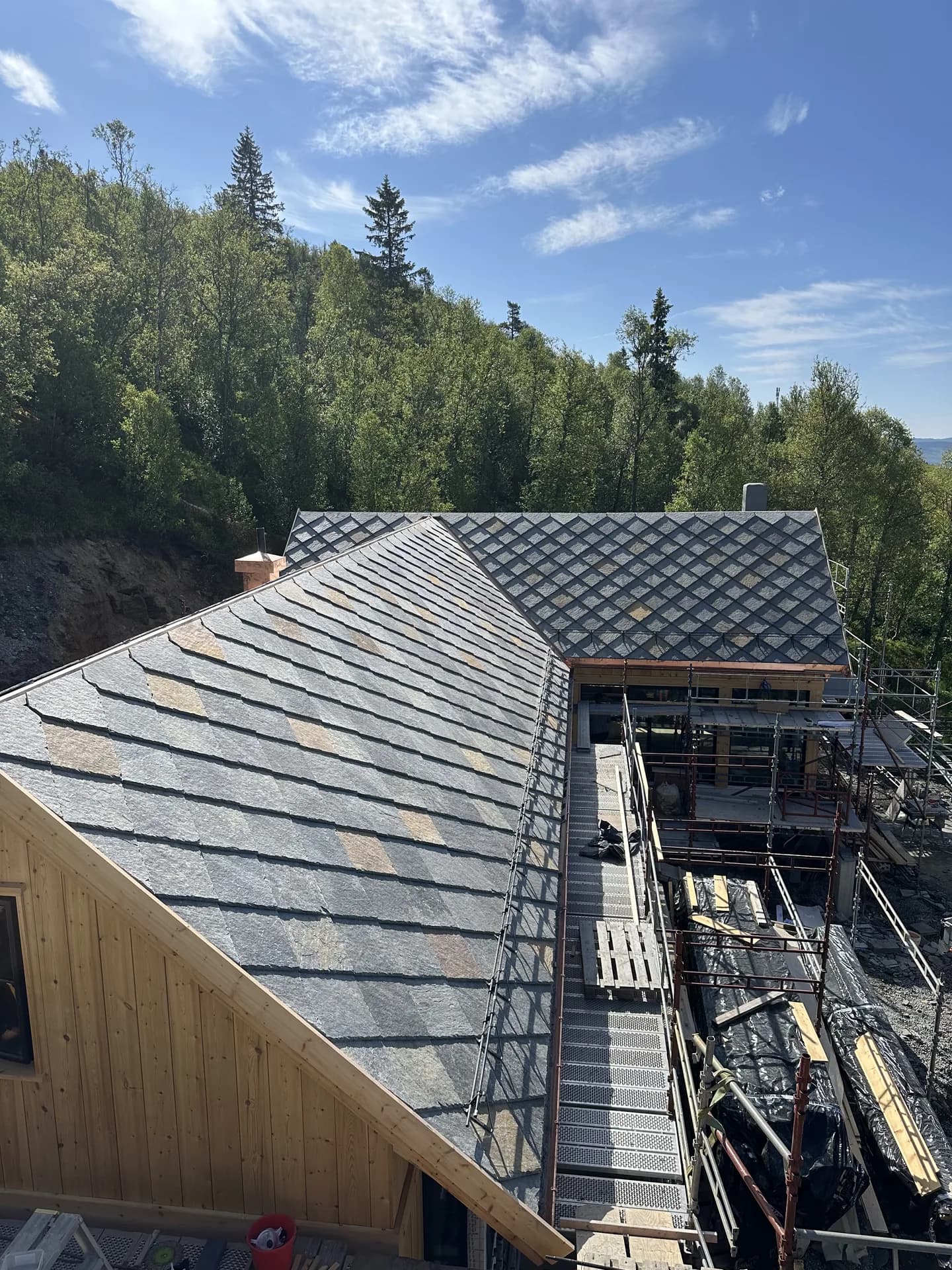 Nytt skifertak under bygging